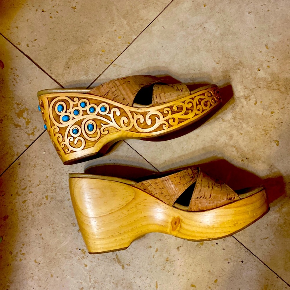 Sandler with wedged heels. Upper part is made with cork. Barely worn